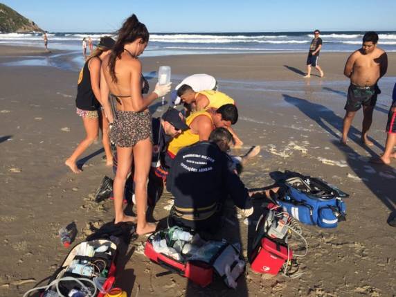 Homem tinha 27 anos e já estava na areia quando o resgate chegou