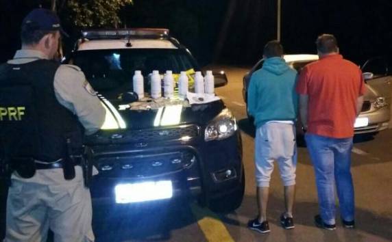 No carro também havia uma pequena quantidade de 

maconha e R$60 mil divididos em dois cheques
