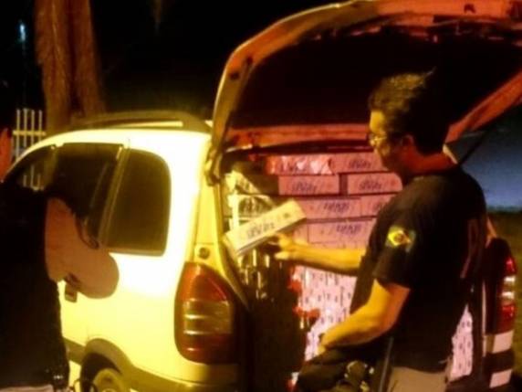 Cigarros trazidos do 

Paraguai ilegalmente estavam em uma Zafira, no Oeste
Condutor fugiu, abandonou o carro e desapareceu em meio à vegetação