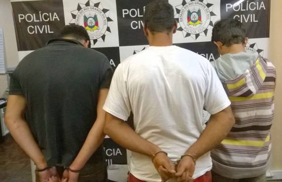 Polícia Civil prende quadrilha especializada em roubar caminhonetes
e levar ao Paraguai - foto 3