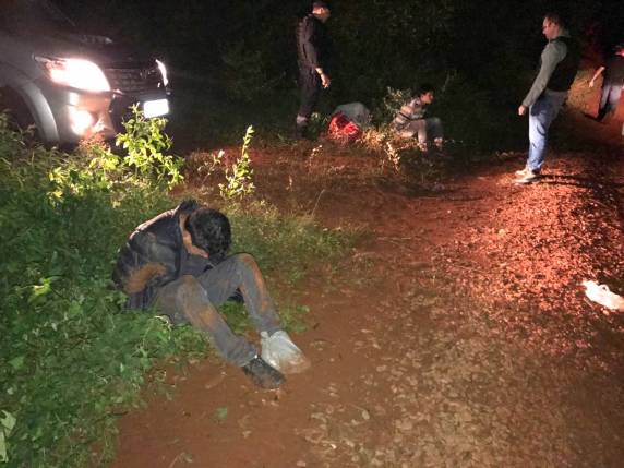 Polícia Civil prende quadrilha especializada em roubar caminhonetes
e levar ao Paraguai - foto 5