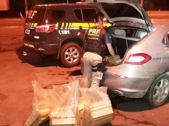 Maconha estava em carro que se envolveu em acidente e motorista fugiu