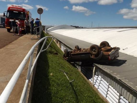 Motorista e passageira tiveram apenas escoriações, segundo os bombeiros