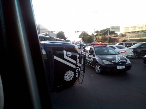 Viatura que 

participava de operação capota em acidente na zona norte de Porto Alegre - foto 3