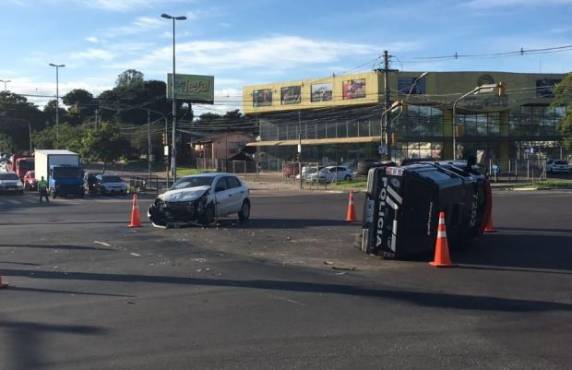 Veículo da Polícia Civil 

colidiu com um carro Gol; ninguém ficou ferido