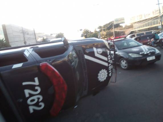 Viatura que 

participava de operação capota em acidente na zona norte de Porto Alegre - foto 2