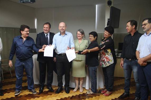 Deputado Bohn 

Gass e Prefeito Copatti realizaram o anúncio do repasse na manhã de segunda-feira, dia 20