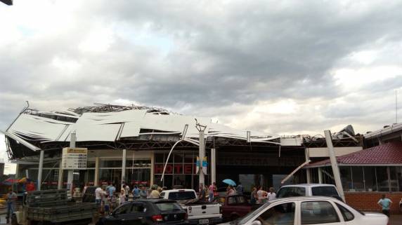 Muita chuva com granizo e vento forte, cobertura de um posto de combustível foi arrancada