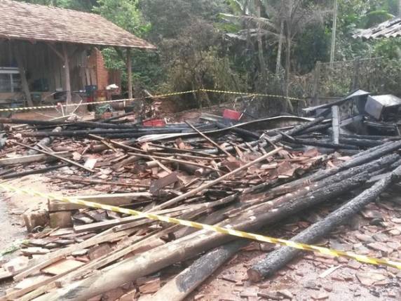 Mãe chegou a entrar na casa, mas sofreu queimaduras e foi para o 

hospital