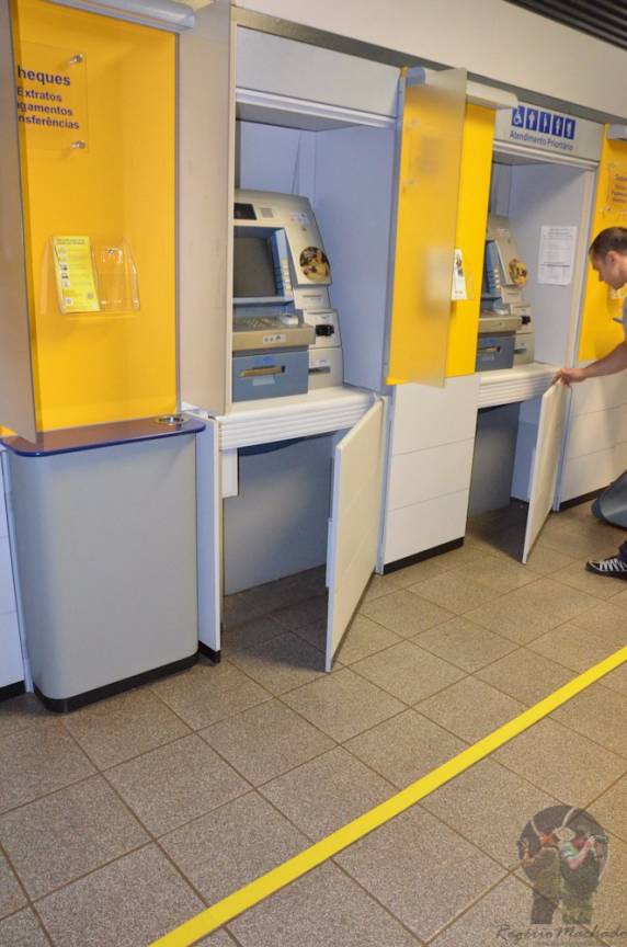 Elementos são presos por
tentativa de furto em banco no município de Sarandi - foto 6