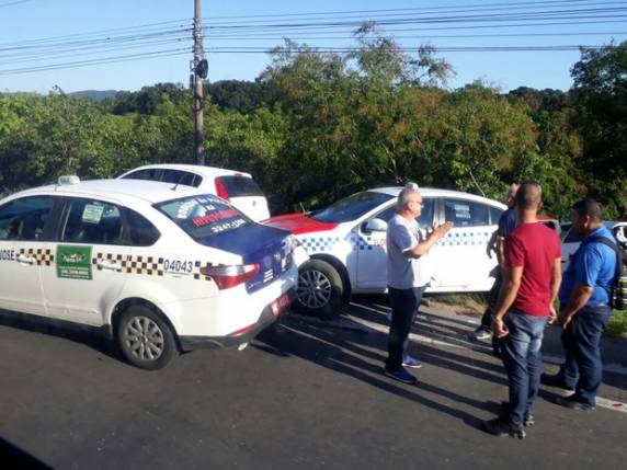 Táxi e moto colidiram por volta das 6h na SC-405, no Rio Tavares