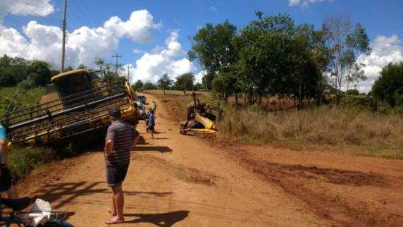 Retro tomba ao tentar tirar Colheitadeira de vala em Boa
Vista do Buricá - foto 3