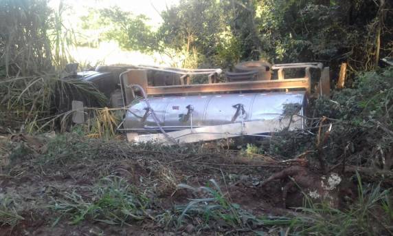 Caminhão tomba no interior de Boa Vista do Buricá - foto 4