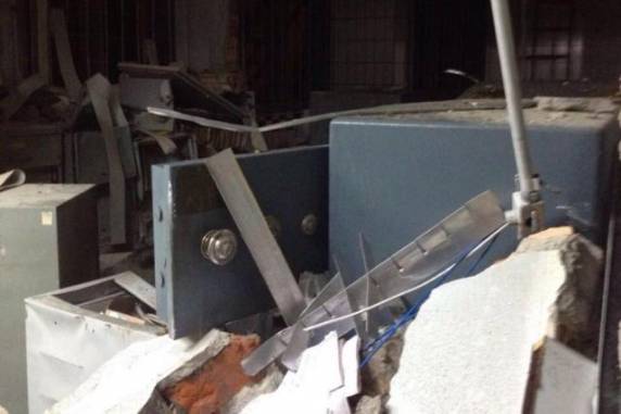 Homens explodem
agência bancária em Fraiburgo, no Meio-Oeste - foto 3