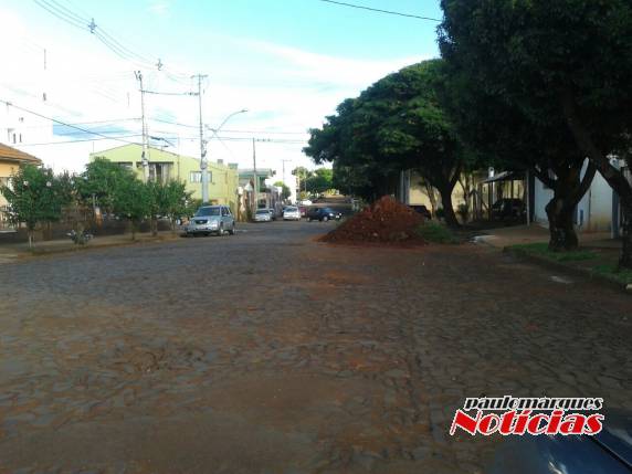 Grande volume de terra depositada em rua de Três de Maio, oferece perigo para o
trânsito de veículos - foto 2