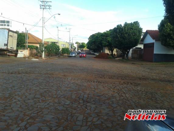 Grande volume de terra depositada em rua de Três de Maio, oferece perigo para o
trânsito de veículos - foto 3
