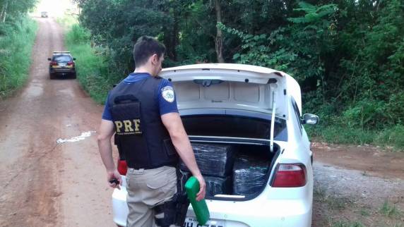 Veículo 

fugiu da abordagem, mas foi alcançado. Motorista conseguiu fugir