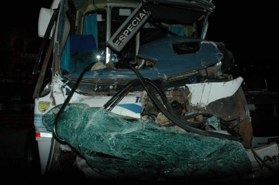 Motorista de um micro-ônibus escolar e 

seis passageiros foram atendidos