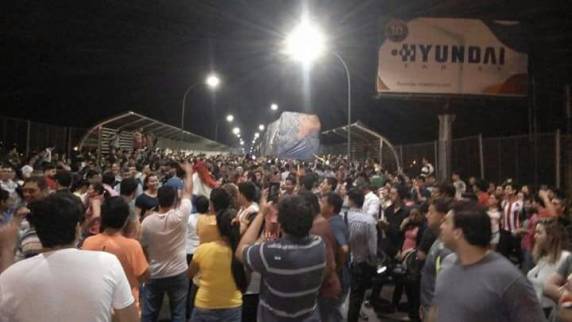 Reeleição presidencial é aprovada, e manifestantes invadem Congresso no Paraguai - foto 2