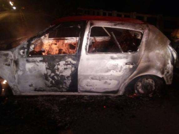 Veículo e outros dois carros foram incendiados; ninguém se 

feriu