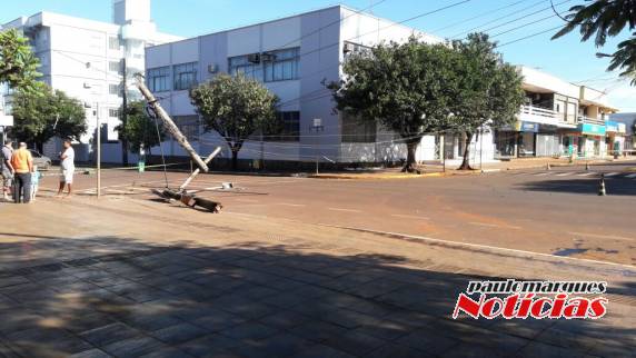 Jovem perde o controle de veículo e bate em poste da rede elétrica no Centro de Giruá - foto 2