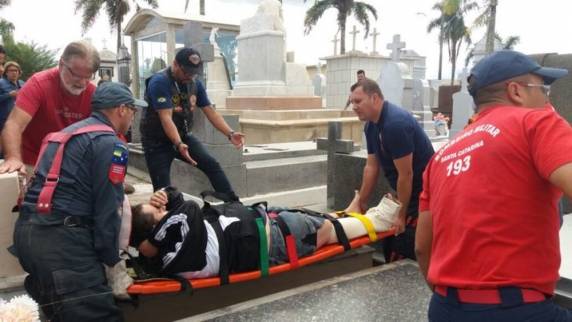 Tampa de granito da sepultura não resistiu ao peso dele e da criança