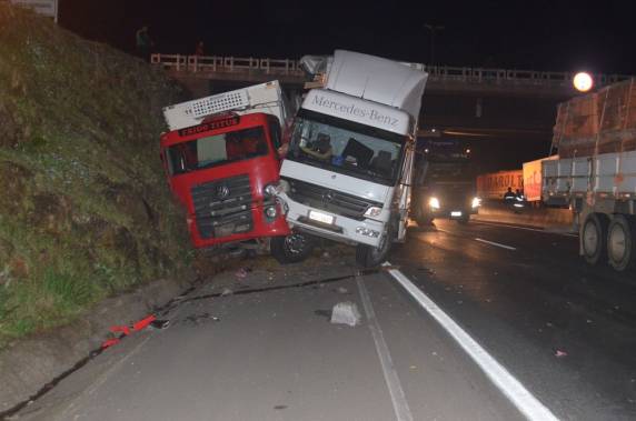 Acidente com caminhões fecha a BR-101 em Sombrio - foto 2