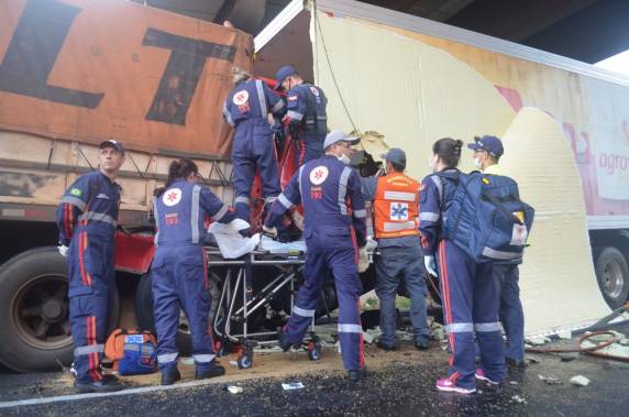 Acidente com caminhões fecha a BR-101 em Sombrio - foto 3