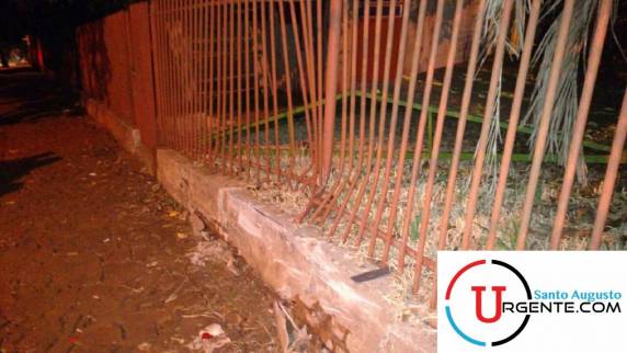 Condutor perde controle de veículo e colide em um muro com grade na Av Central em Santo Augusto - foto 2