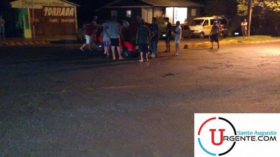 Condutor perde controle de veículo e colide em um muro com grade na Av Central em Santo Augusto - foto 3