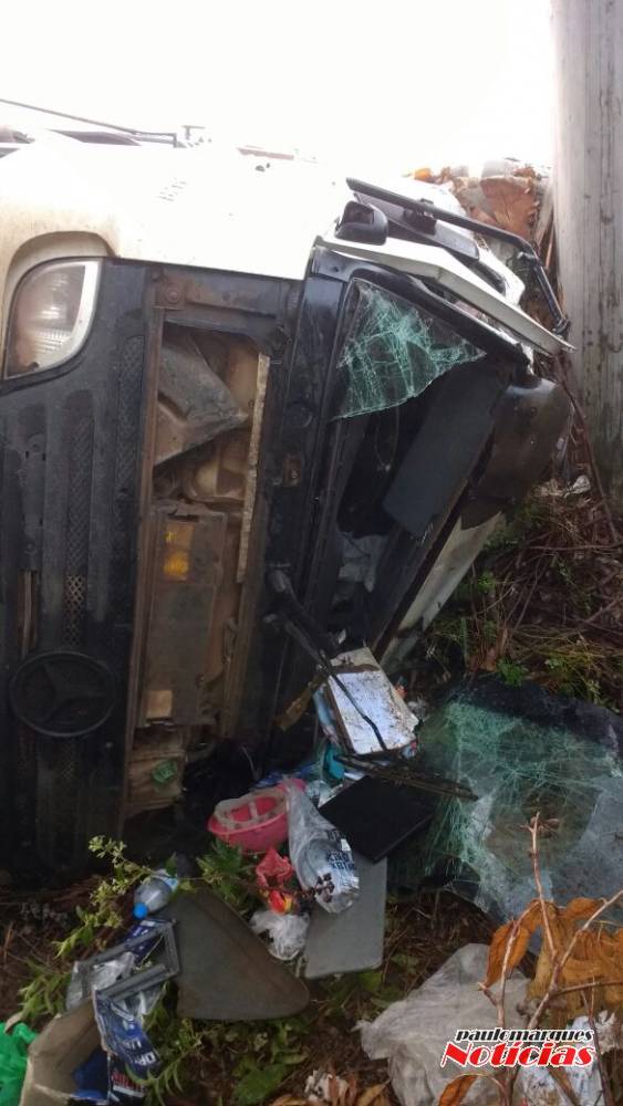Caminhão carregado de ração tomba na RS 207 em Crissiumal - foto 6
