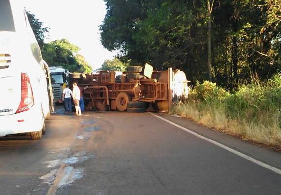 Caminhão tomba na RS 342 em Ijuí - foto 2