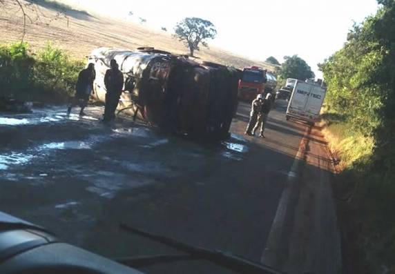 Caminhão tomba na RS 342 em Ijuí - foto 3