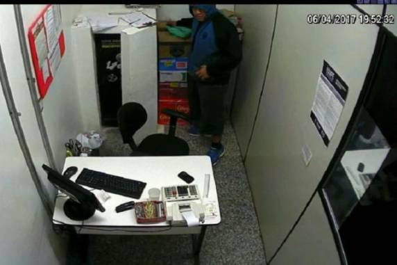 Trio armado assalta supermercado em Santa Maria - foto 3