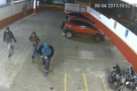 Trio armado assalta supermercado em Santa Maria - foto 2