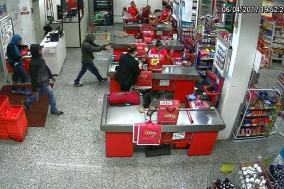 Criminosos obrigaram os funcionários a entregar o dinheiro do estabelecimento
