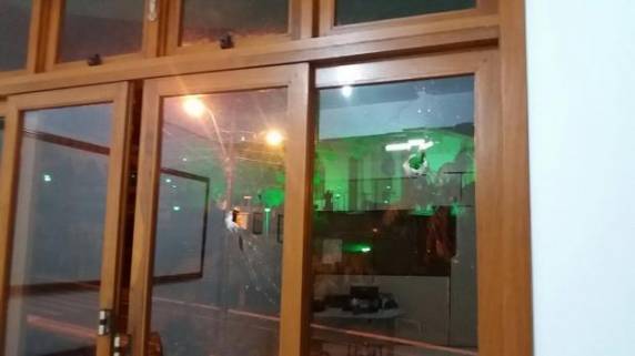 Criminosos explodem agência bancária, fazem cordão humano e atiram contra posto da BM em Pouso Novo - foto 4