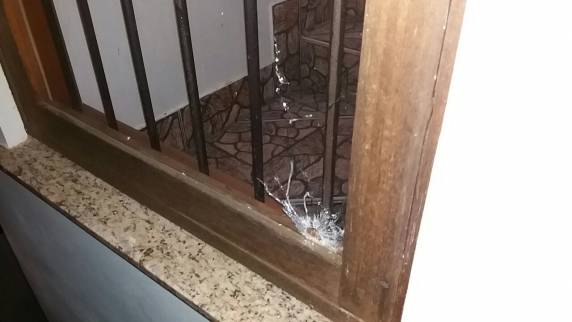 Criminosos explodem agência bancária, fazem cordão humano e atiram contra posto da BM em Pouso Novo - foto 5