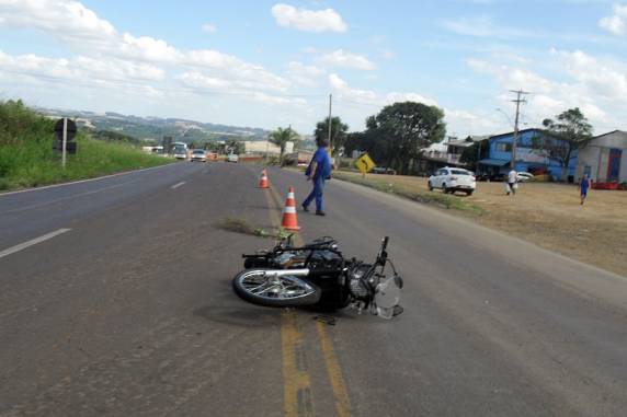 Fato aconteceu por volta das 14h no km 213,7. Um caminhão cortou a frente da moto