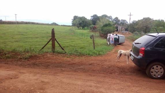 Veículo com placas clonadas capota na divisa de Miraguaí e Braga - foto 3