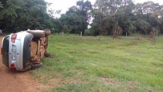 Veículo com placas clonadas capota na divisa de Miraguaí e Braga - foto 2