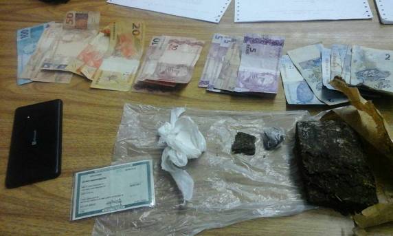 Homem
é preso por tráfico de drogas em Santa Rosa - foto 2