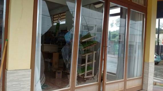 Veículo é abandonado após colidir contra porta de agropecuária em SLG - foto 3