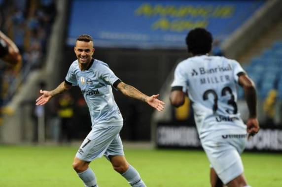 Com gols 

de Luan, duas vezes, e Bolaños, equipe fez 3 a 2 sobre os chilenos e chegou aos seis pontos no Grupo 8