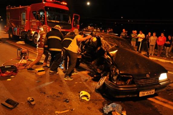 Acidente entre um Siena e um Kadett Ipanema aconteceu no trevo que leva a a Rio Pardinho, às 19h30 desta terça-feira, 11