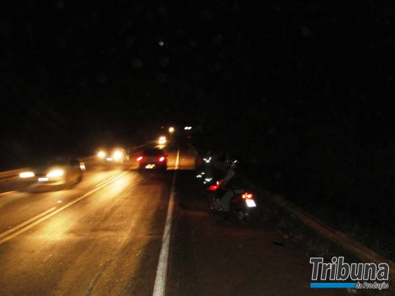 Caminhão colide em veículo e cai em barranco na RS 569 - foto 2
