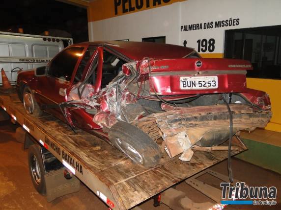 Caminhão colide em veículo e cai em barranco na RS 569 - foto 3