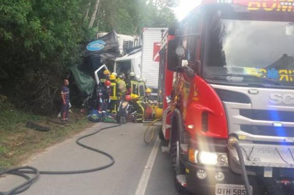Colisão frontal ocorreu por volta das 17h na altura do km 75, entre 

Ascurra e Indaial. Às 20h30, os dois sentidos seguiam bloqueados, com congestionamento de 18 km