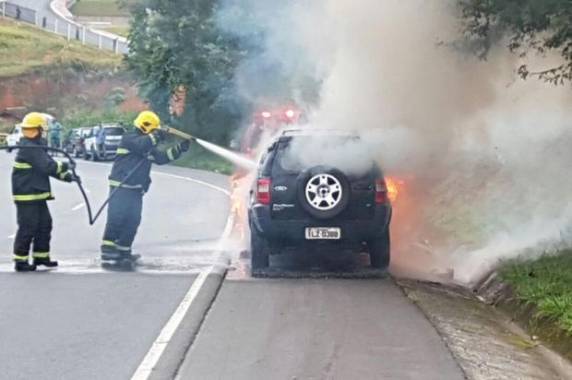 Duas mulheres estavam no carro quando sentiram 

cheiro de gasolina e foram avisadas que havia fumaça saindo do motor