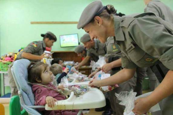 Crianças recebem presentes de Páscoa de alunos-soldados em Montenegro - foto 3